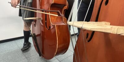 Enseñanza elemental. Clase de contabajo en el Centro Profesional de música Mestre Goterris.